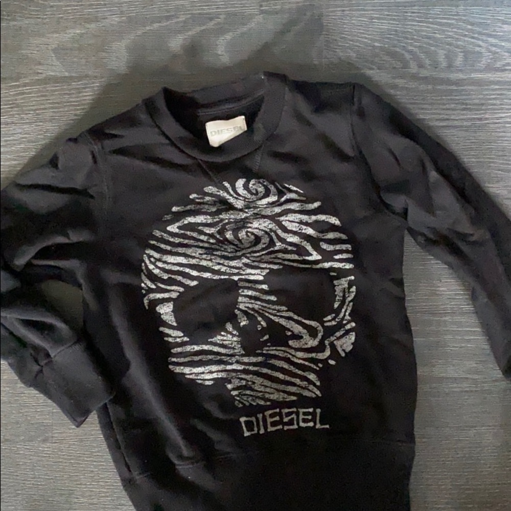 Black sweatshirt